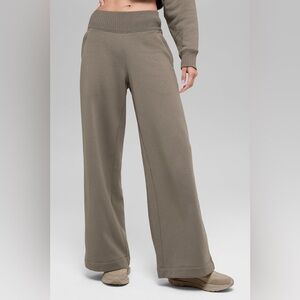 NWT Alo Serenity Wide Leg Sweatpant in Light Cocoa Small Sold Out